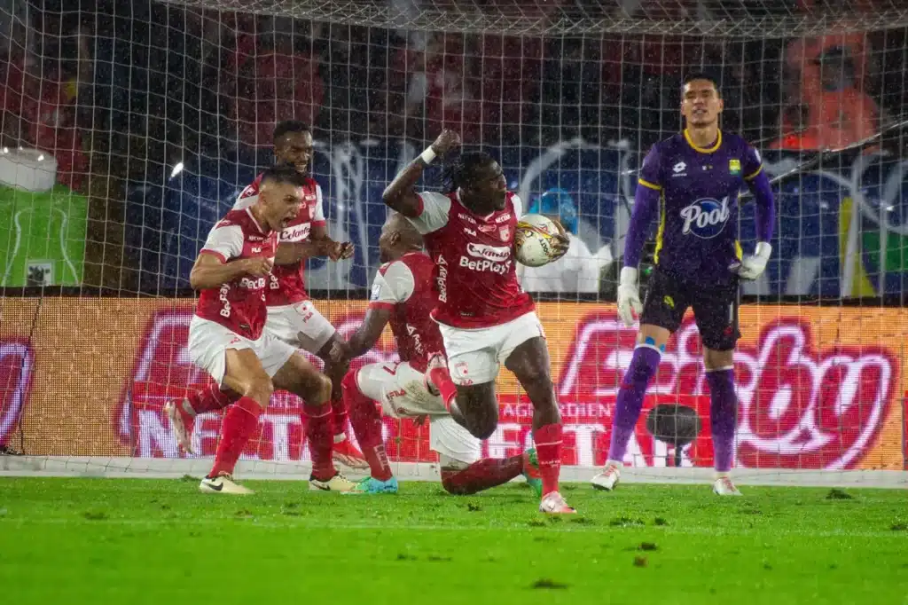 america de cali vs santa fe jugando futbol